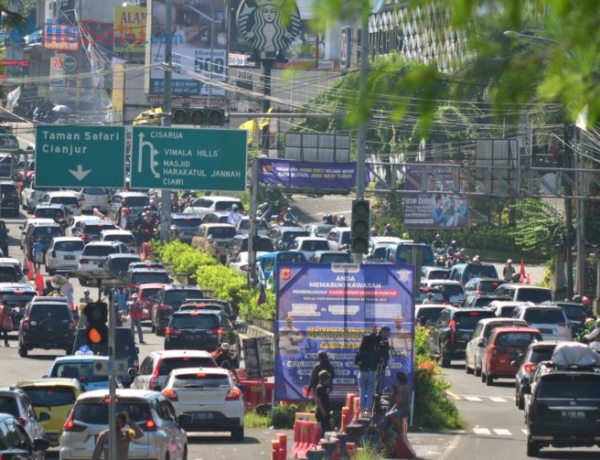 H+1 Lebaran Jalur Puncak Padat