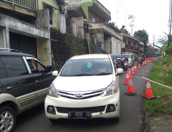 Sudah Dua Minggu, Jalur Alternatif Lingkar Selatan Puncak Longsor