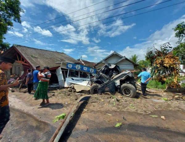 Truk Pasir Hantam 9 Bangunan di Pasuruan