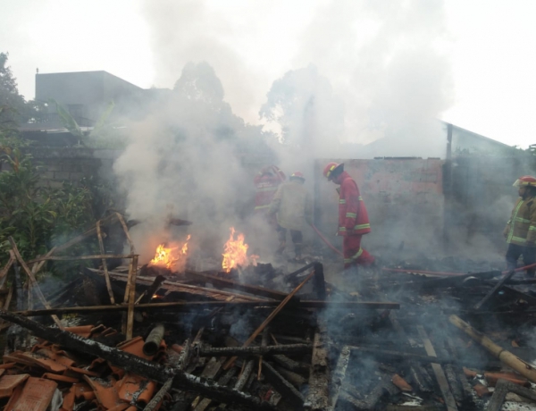 Satu Unit Villa di Kawasan Puncak Hangus Terbakar