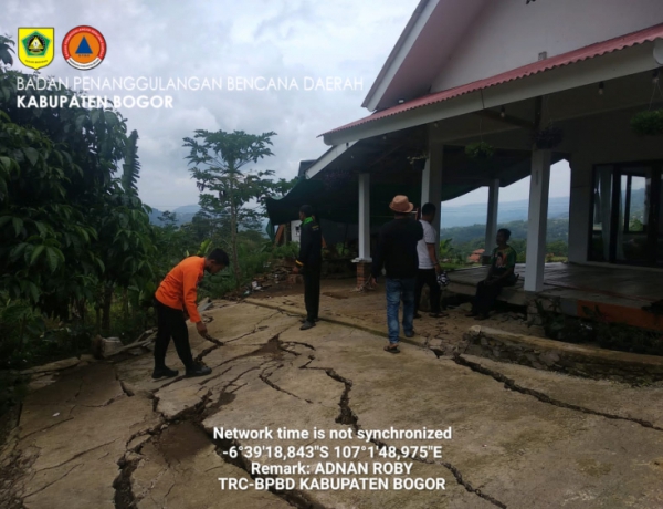 Tanah Bergeser, Satu Rumah Nyaris Ambruk dan Akses Jalan Warga di Sukawangi Terputus