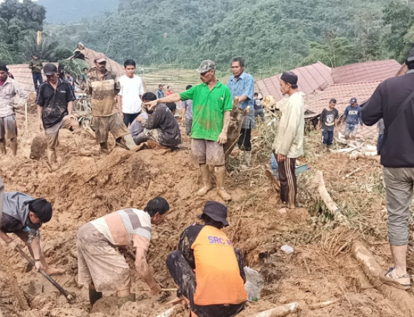 Longsor di Cibunian 4 Orang Tertimbun, Dua Selamat Satu Ditemukan Meninggal dan Satu Proses Pencarian