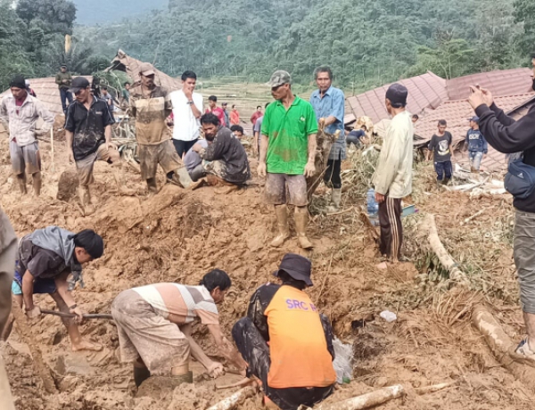 Rumah Warga Jebol Akibat Diterjang Longsor di Megamendung