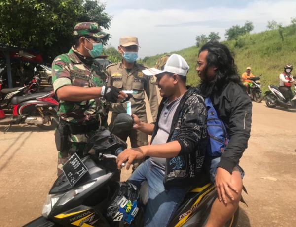 Pelda Budi Argandi Babinsa Jatisari Giat PPKM Skala Mikro di Wilayahnya