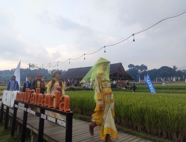 Keren, Berbagai Koleksi 10 Desainer Asli Bogor Tampil Memukau di Mulyaharja Fest 2022