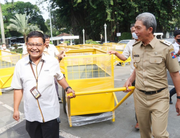 Pemkot Bogor Terima Bantuan CSR 10 Gerobak dan 3 Kontainer Tempat Sampah