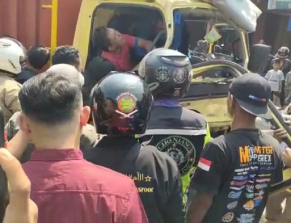Adu Banteng Truk BBM di Cianjur, Evakuasi Sopir Terjepit Berlangsung Dramatis