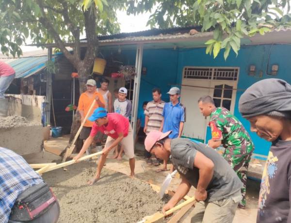 Babinsa Koramil 0621-06/Cileungsi Bantu Cor Jalan Desa