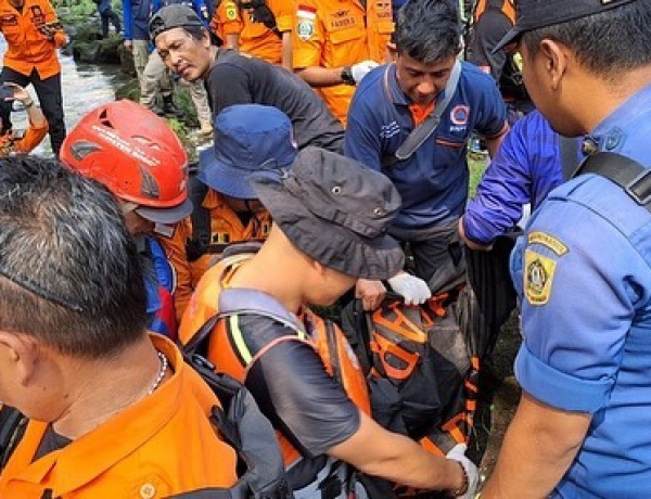 Bocah Hanyut di Sungai Ciliwung Berhasil Ditemukan