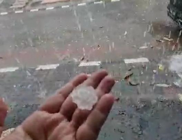Heboh Fenomena Hujan Es Sebesar Kelereng di Bandung