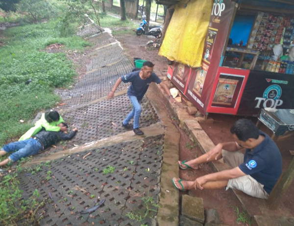 Saat Menerima Telepon, Seorang Pria Tersambar Petir Hingga Pingsan