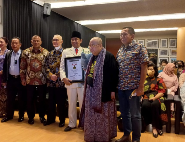 Jaya Suprana Beri Rekor MURI ke Wawan Sofwan Dalam Pementasan Monolog Bung Karno