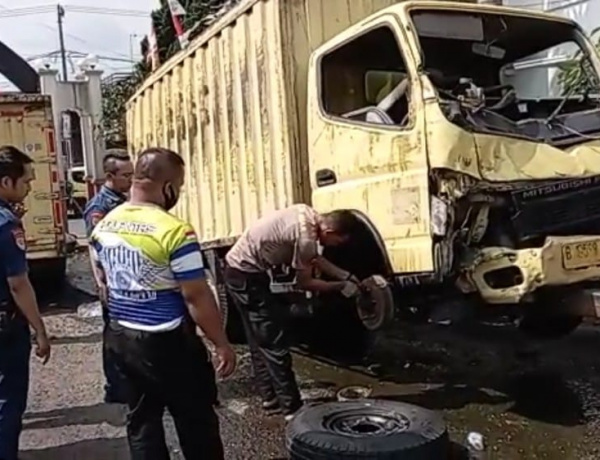 Truk Boks Bermuatan Minyak Goreng Seruduk 5 Kendaraan di Ciloto Cianjur, 4 Tewas