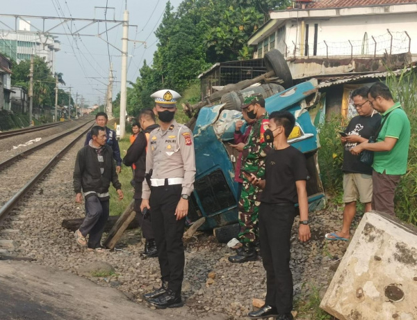 Rem Blong, Angkot di Bogor Tertabrak Kereta Api