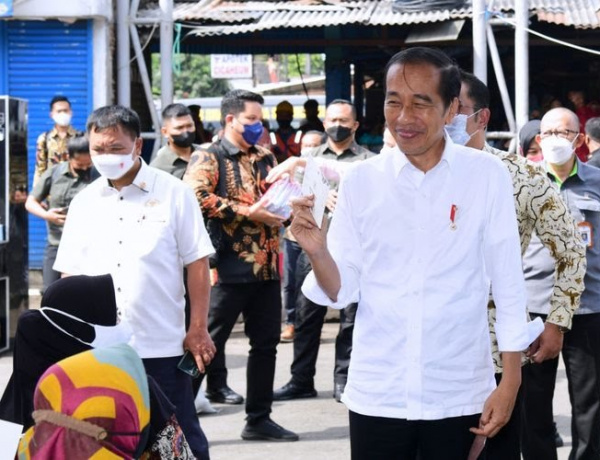 Pedagang Pasar Cicaheum Bandung Ngaku Terima Amplop Kosong Jokowi