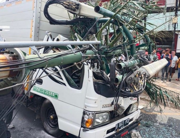5 BERITA TERPOPULER : Truk Kontainer Tabrak Menara BTS di Bekasi, Ada Korban Tewas, Istri Polisi Digerebek Saat Asyik Selingkuh dengan Anak Kades di Kamar Hotel, Hari Jadi Desa Bantarsari ke 37, Kades Berangkatkan 9 Warganya Umroh,  Peringati HUT RI ke-77, PHB di Dukung PC Tidar Kota Bogor Gelar Aksi Sosial Pesta Rakyat, 10 Tewas dan 20 Luka Akibat Menara BTS di Bekasi Roboh Usai Ditabrak Truk