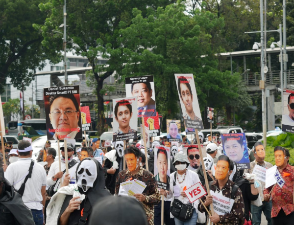 Korban Net89 Meminta Atensi Jokowi Dalam Aksi Massa Bentangkan Spanduk Terpanjang 200 Meter