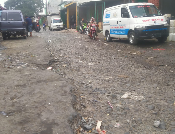 Jalan Raya Arah Pasar Leuwiliang Rusak Parah Pemkab Bogor "Cuek"