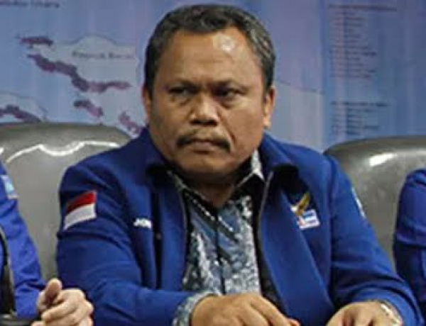 Jokowi Teken Keppres Pemberhentian Jhoni Allen dari DPR