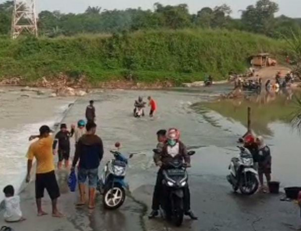 Akibat Ada Perbaikan Jalan, Pengendara Roda Dua Nekat Nyebrang Sungai Cileungsi