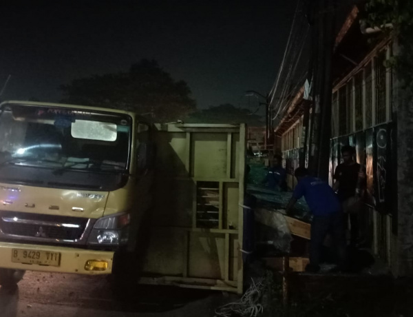 Diduga Bak Bagian Belakang Terlepas, Truk Bermuatan Kaca Terguling di Jalan Raya Parung