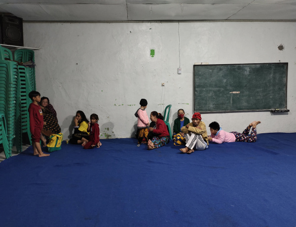 Khawatir Longsor Susulan, Puluhan Warga Sukamulya Mengungsi ke Madrasah
