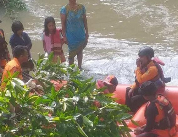 Setelah 12 Jam Terbawa Arus Tukang Sunat Ditemukan Tersangkut