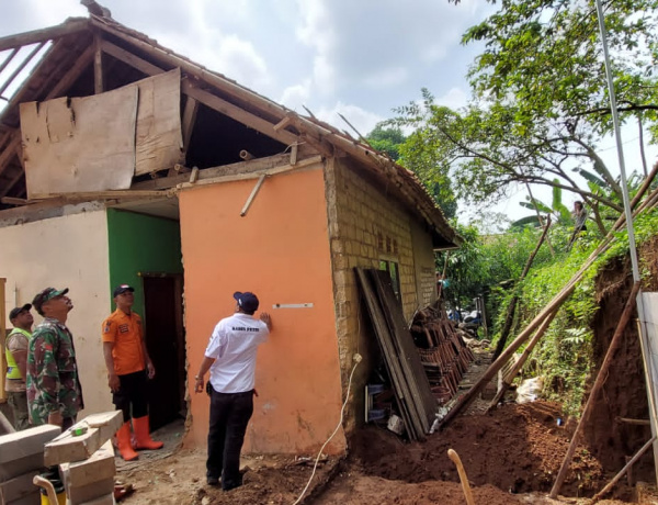 Akibat Angin Kencang dan Longsor 5 Rumah Rusak Berat 1 Rusak Ringan di Desa Petir Dramaga