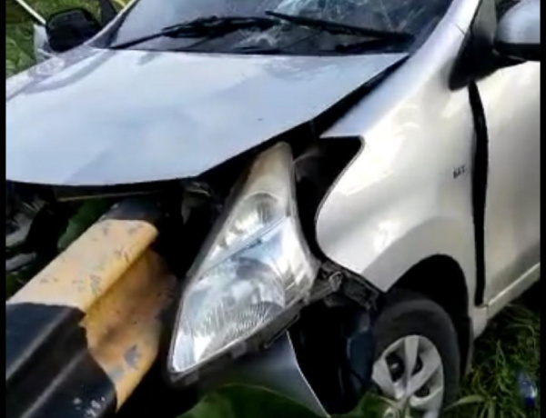 Minibus Bernopol Yogyakarta Tabrak Besi Pembatas Jalan Hingga Ringsek di Jasinga