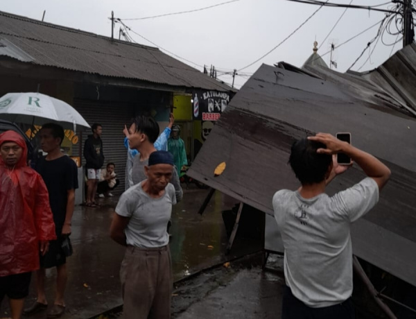Tebingan Setinggi 20 Meter Longsor, 4 Unit Motor Ringsek