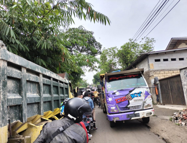 Adanya Pengecoran Jalan, Tanjakan Ciampea Bogor Macet Parah