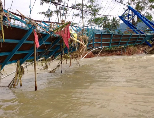 Jembatan Gantung 2 Desa di Cianjur Putus Akibat Diterjang Banjir