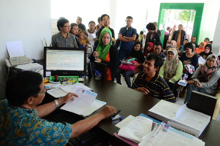 Warga antre mengurus pembuatan kartu BPJS Kesehatan di kantor BPJS Kesehatan Cabang Cibinong, Kabupaten Bogor. Ceklissatu.com/Dwi Susanto