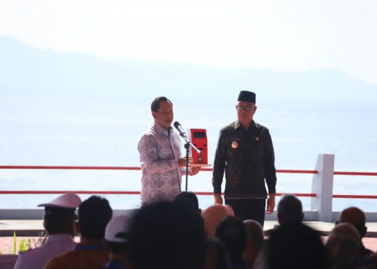 Walikota Terima ADM dari Mendagri di Puncak Sail Tidore 2022