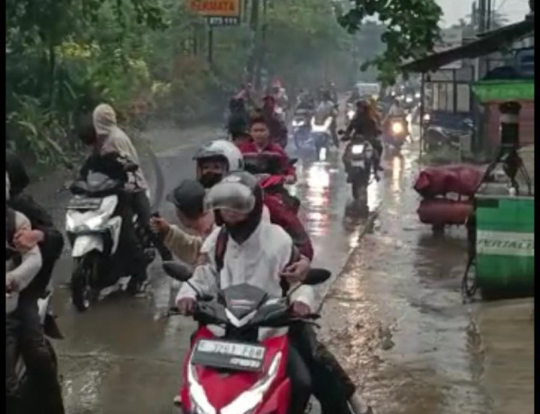 Gerombolan Remaja Berpakaian Sekolah Bawa Sajam Bikin Resah Warga Gunungsindur