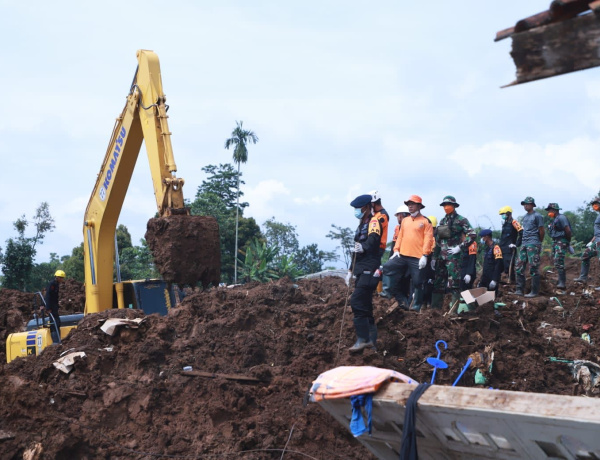 3 Motor Tertimbun Longsor di Cianjur Berhasil di Evakuasi Polisi dan Tim SAR Gabungan