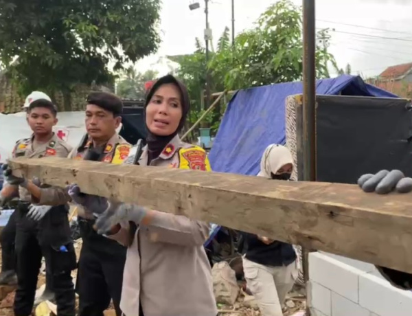 Ribuan Anggota TNI-Polri Bersihkan Puing Rumah Korban Gempa Cianjur