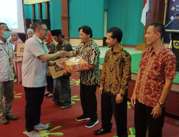 Dinas Koperasi dan UMKM Kabupaten Bogor Salurkan Bantuan Inflasi BBM ke Pelaku UMKM
