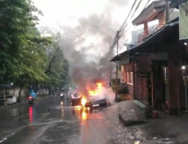 Diduga Konsleting Listrik Mobil Hangus Terbakar