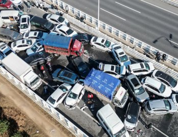 Kabut Tebal Sebabkan Ratusan Mobil Tabrakan di China