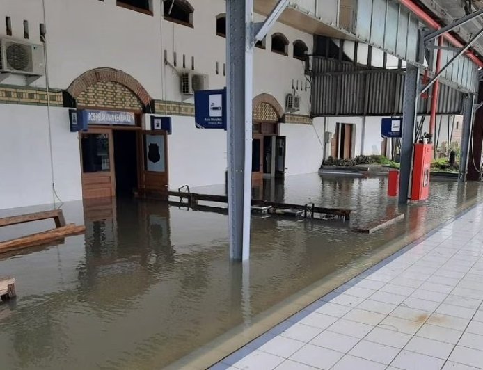 Stasiun Semarang Banjir, KAI Alihkan Rute Kereta