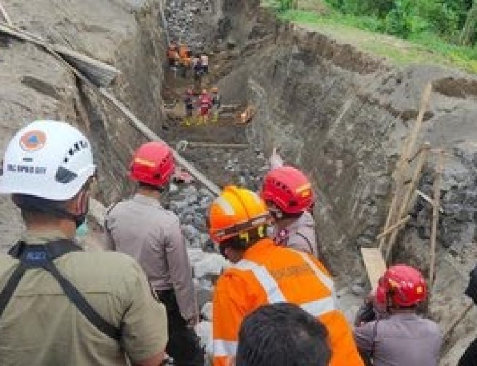 4 Pekerja Tertimbun Longsor Galian Proyek Talud, 1 Orang Tewas