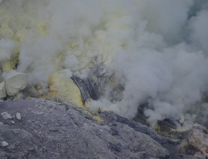 Gunung Ijen Bergolak, Wisatawan Diminta Jauhi Kawah