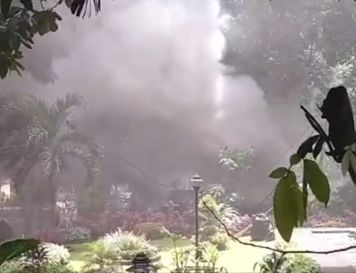 Gardu Listrik Depan UPI Kota Bandung Meledak Terbakar 