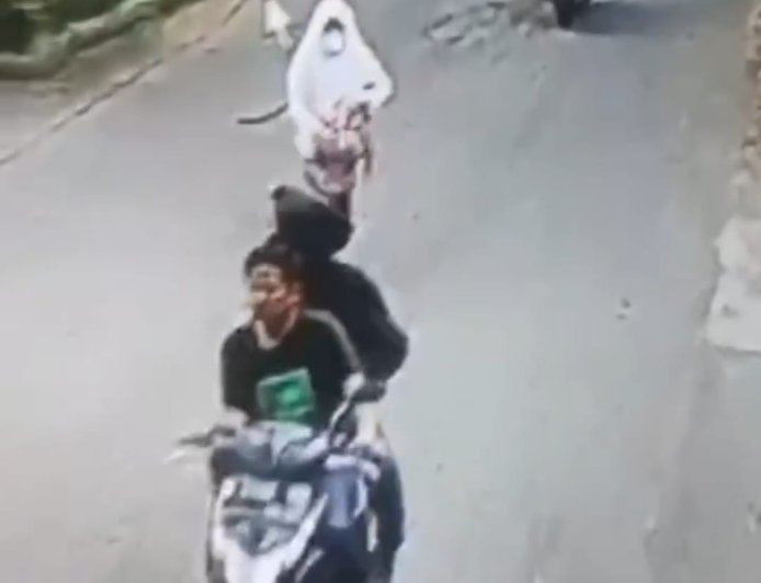 Terekam CCTV, Jambret di Kota Bandung Sasar Anak Sekolah Dasar Beraksi di Siang Hari