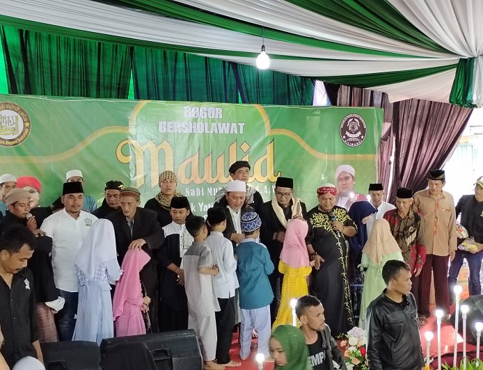 Majelis Sholawat Nariyah Al Baasith Santuni Ribuan Anak Yatim