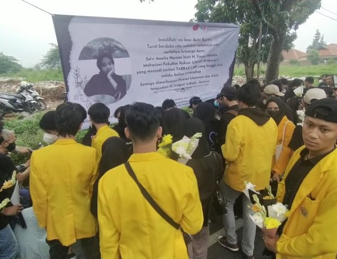 Mahasiswa Unsur Tabur Bunga di lokasi Selvi Tewas Korban Tabrak Lari