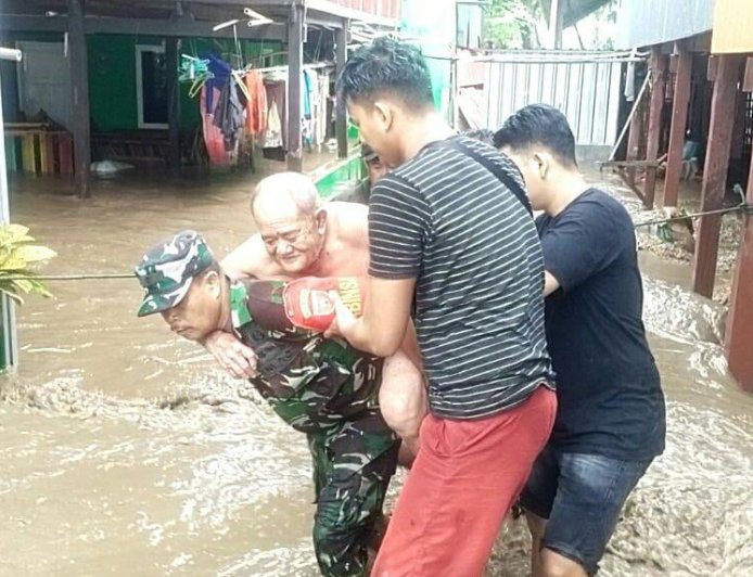 Aksi Prajurit Kodam XIV/Hsn Tak Peduli Kondisi Banjir Demi Selamatkan Nyawa Manusia.