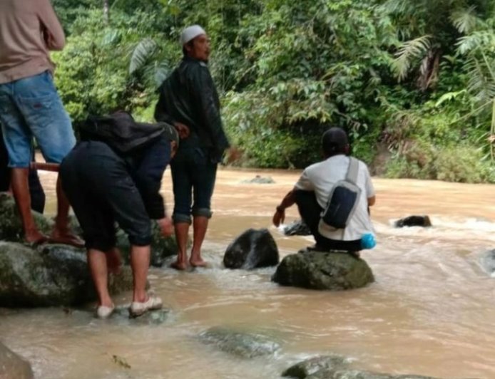 Pasutri Hanyut Terbawa Arus Sungai Jembatan yang Dilintasinya Putus di Cianjur
