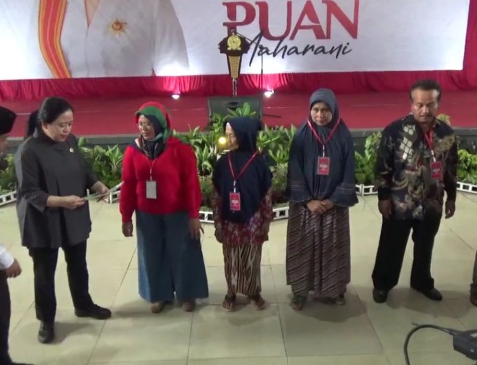 Puan Maharani Serahkan 500 Sertifikat untuk Warga Cianjur